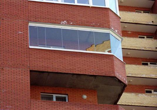 Was ist der Unterschied zwischen einem Balkon und einer Loggia?