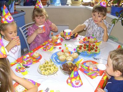 Wie dekoriere ich einen Tisch für Kinder?