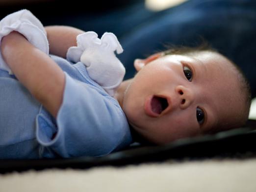 Warum schluckt ein neugeborenes Baby?