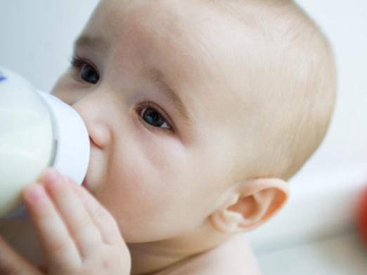Wie viel sollte ein Baby Milch essen?